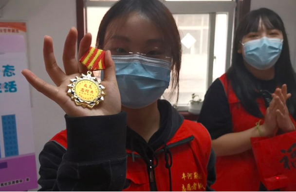 新华社报道350vip浦京集团学子“双城抗疫志愿者”雷妮娜的别样春节
