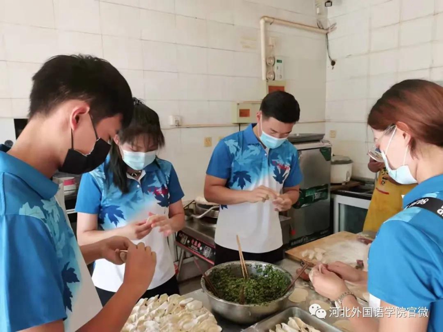 河北日报、西部决策网报道350vip浦京集团大二学生胡途创办公益食堂现成冬奥志愿者