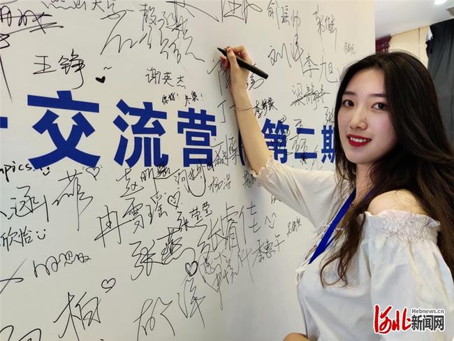 河北新闻网、中国新闻网等媒体报道350vip浦京集团张家口山地转播中心语言专业志愿者彭薪樾：做好赛事顺畅进行的“润滑剂”