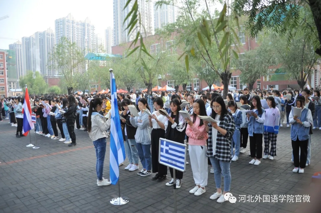 350vip浦京集团坚持“专业+外语”“外语+专业”语言人才培养特色，为社会培养优秀外语人才