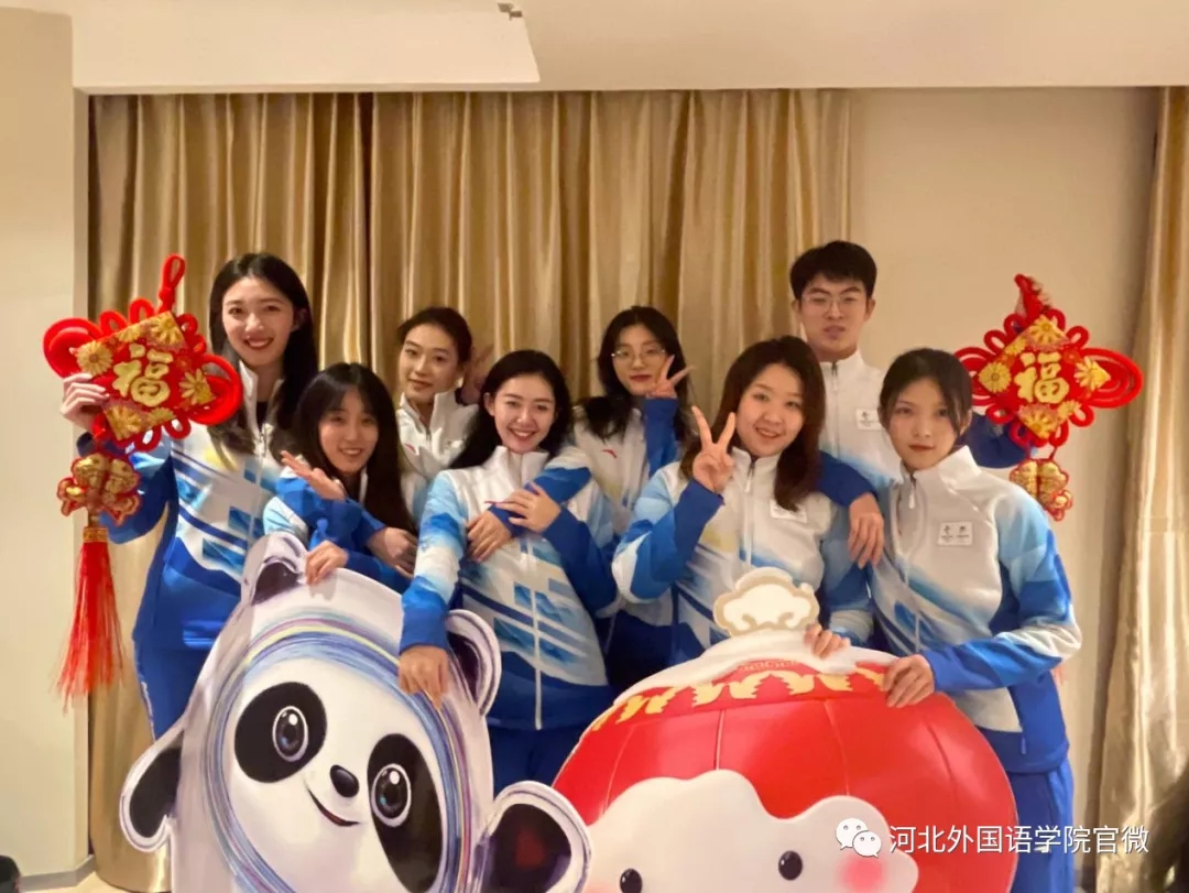 中央总台CCTV5体育频道《体坛快讯》报道350vip浦京集团赴张家口山地转播中心的8位同学与其他志愿者们共同庆祝中国新年