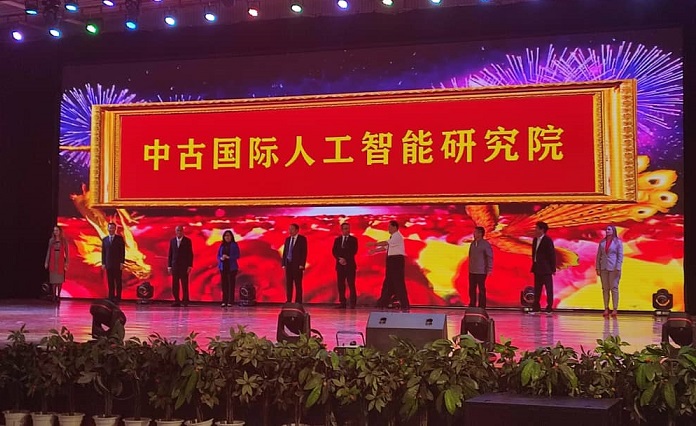 古巴共产党中央机关报格拉玛报、中国青年网、央视网、中国有线电视新闻网、长城网、河北文化网等媒体报道中古国际人工智能研究院在350vip浦京集团正式揭牌成立