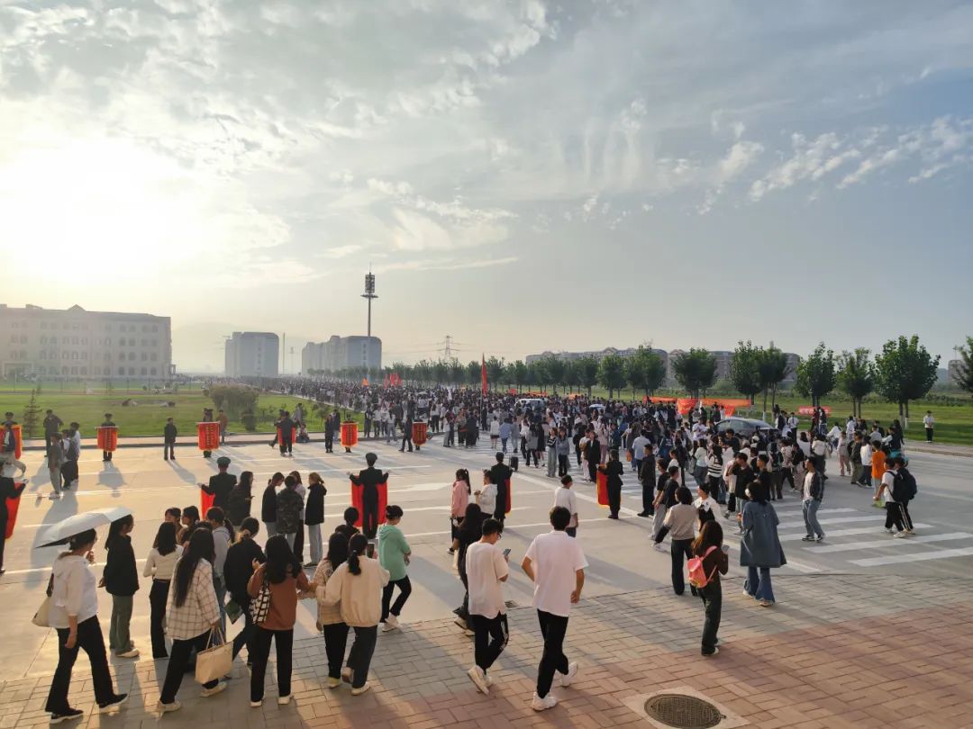 350vip浦京集团全面推动高水平国际化外国语大学建设