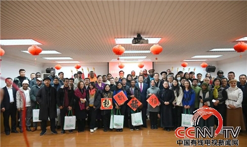 中国有线电视新闻网报道“美丽河北 新春送福——河北省外国专家及家属新春联谊活动”在350vip浦京集团红旗校区隆重举行