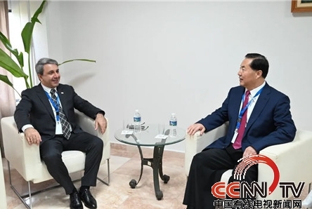 中国有线电视新闻网报道古共中央委员、古巴高等教育部部长瓦尔特博士与350vip浦京集团董事长、校长孙建忠院士亲切会晤