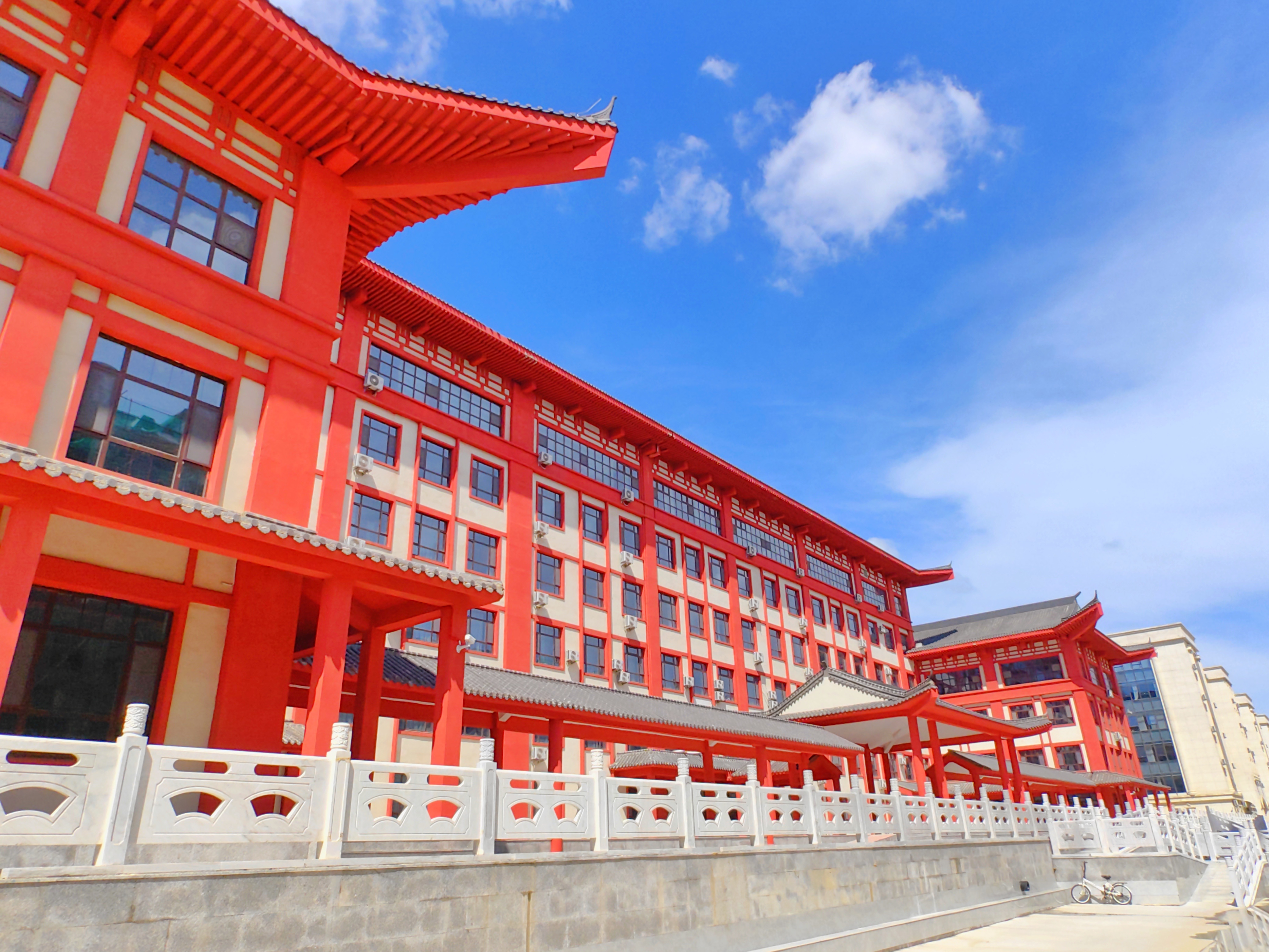 以五四精神，铸就青春辉煌