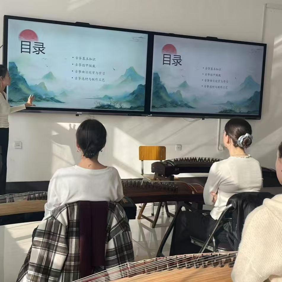 古筝音韵搭起文化桥 留学生开启传统音乐之旅