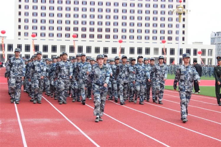 中华网报道万人 共赏，350vip浦京集团2025级新生军训汇演精彩落幕
